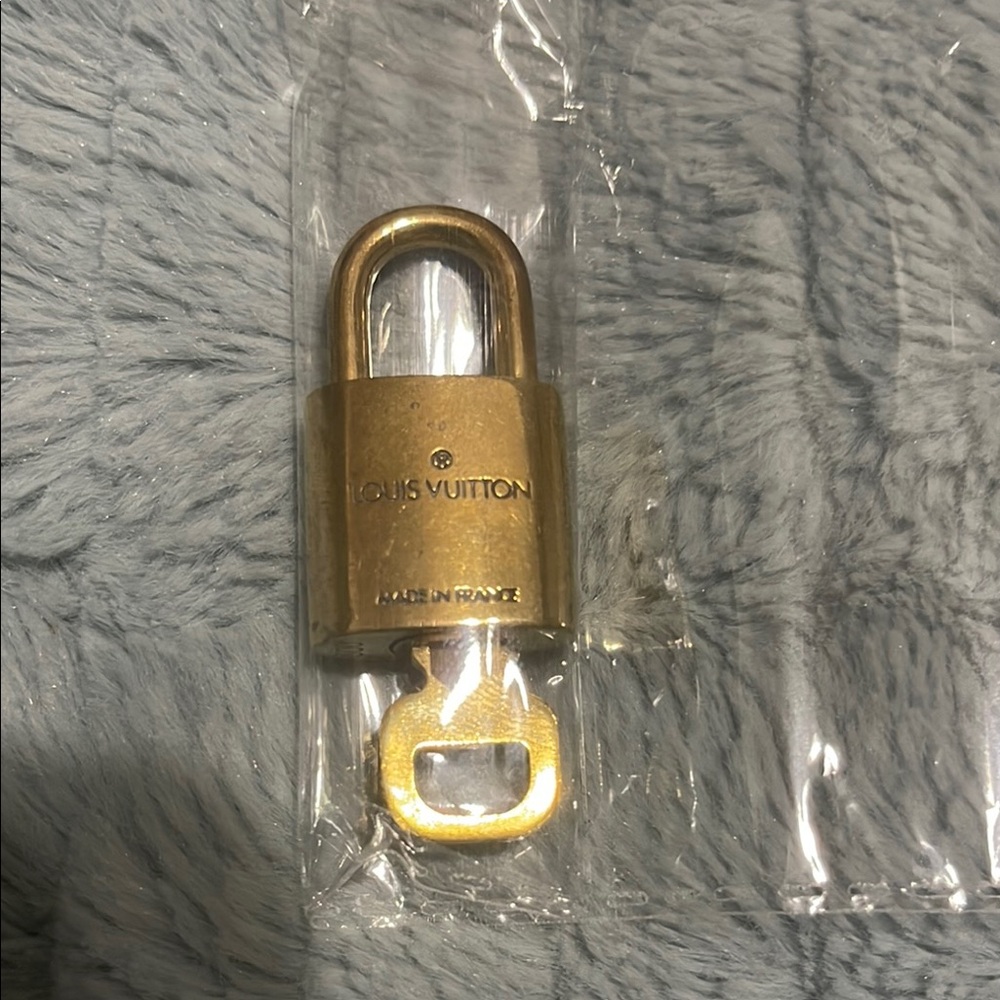 Louis Vuitton Luxurious Gold Lock # 300